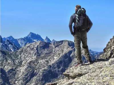 �Tra le tante persone consociute c'� una coetanea che non scorder� mai - prosegue Robin, qui di spalle sui rilievi della Corsica - malata di leucemia, anche lei aveva deciso di partire senza compagnia, decisa a sfidare la sua malattia sola contro tutti�
